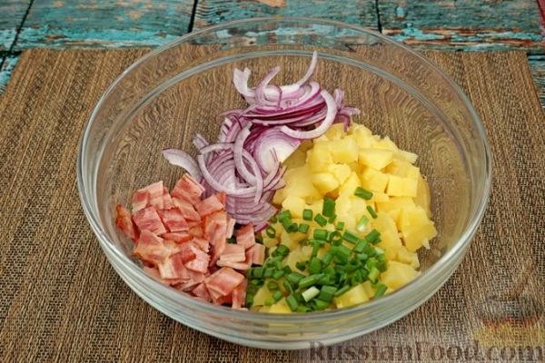 Картофельный салат с беконом и луком