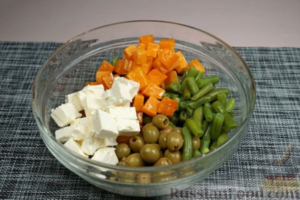 Салат с запечённой тыквой, стручковой фасолью, фетой и оливками