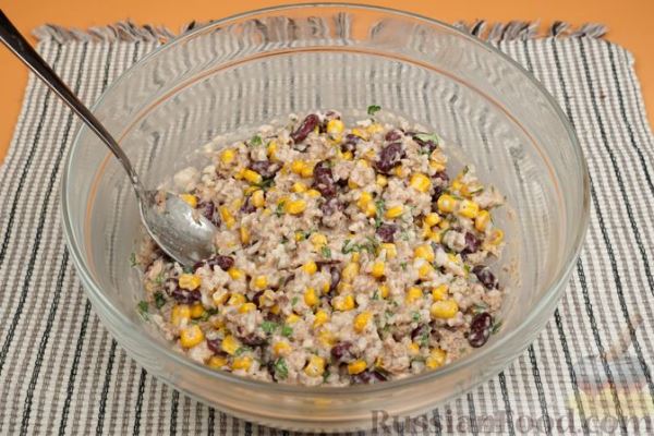 Салат с тунцом, рисом, фасолью и кукурузой