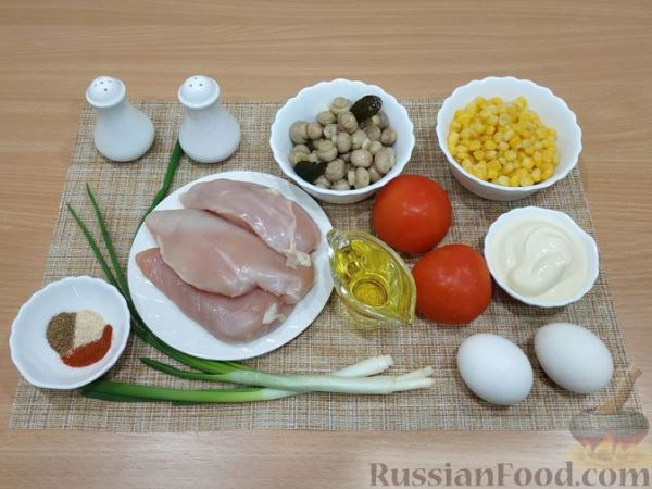 Салат с жареной курицей, овощами и яйцами