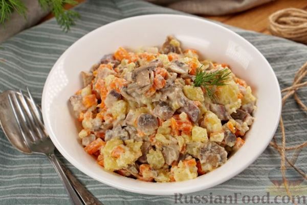 Картофельный салат с сельдью, морковью и жареными шампиньонами