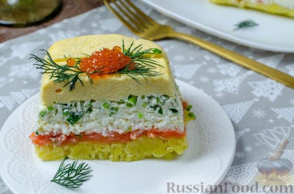 Салат-торт с красной рыбой, картофелем, сыром и яйцами