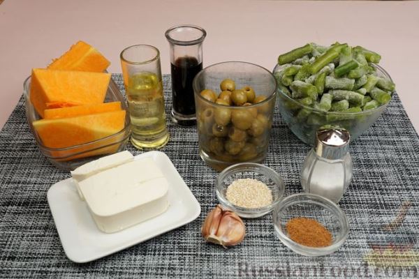 Салат с запечённой тыквой, стручковой фасолью, фетой и оливками