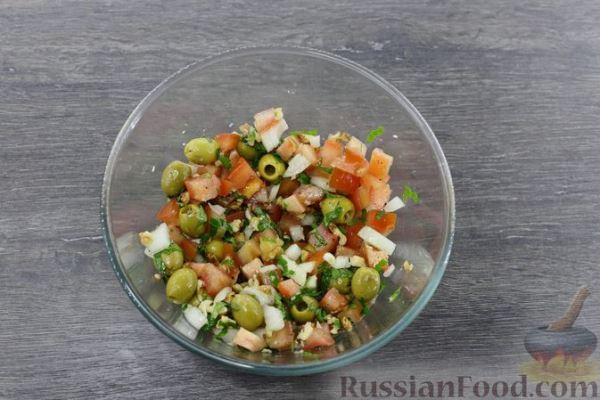 Салат с помидорами, луком, оливками и орехами