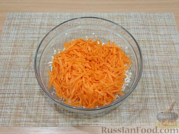 Салат из свежей моркови с колбасным сыром и чесноком
