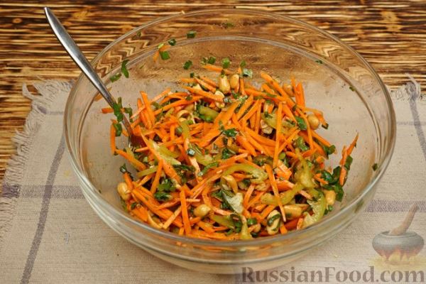 Салат из моркови с болгарским перцем и арахисом