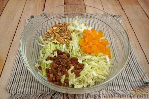 Салат из пекинской капусты с сухофруктами, семечками и апельсиновой заправкой