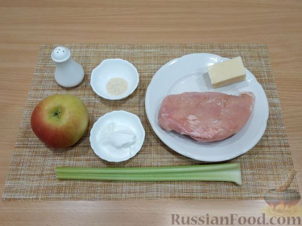 Салат с курицей, сельдереем, сыром и яблоком