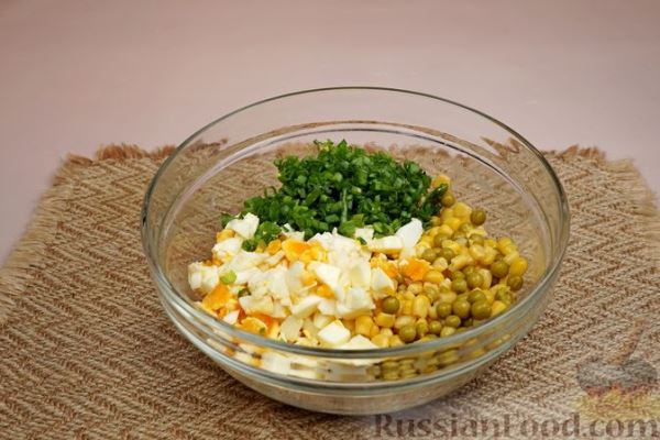 Салат с кукурузой, горошком, яйцами и зелёным луком
