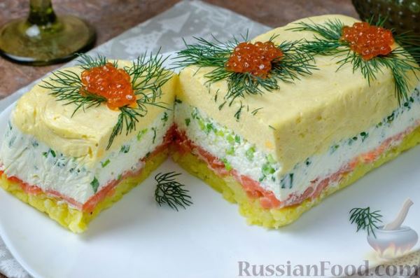 Салат-торт с красной рыбой, картофелем, сыром и яйцами