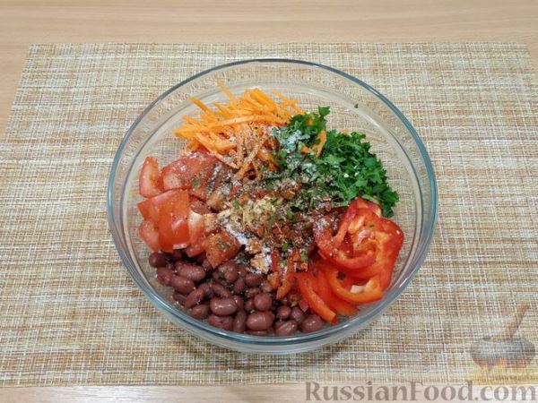 Салат с консервированной фасолью, перцем, морковью и помидором