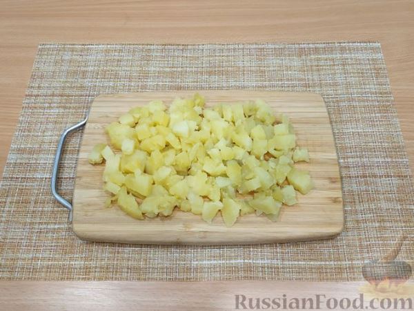 Салат с квашеной капустой, картофелем, ветчиной и солёными огурцами