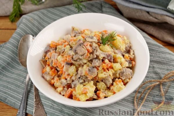 Картофельный салат с сельдью, морковью и жареными шампиньонами