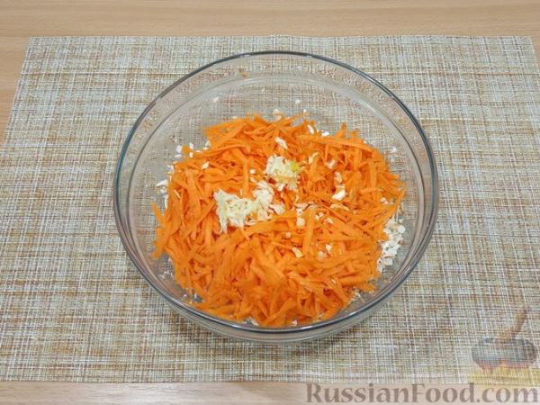 Салат из свежей моркови с колбасным сыром и чесноком