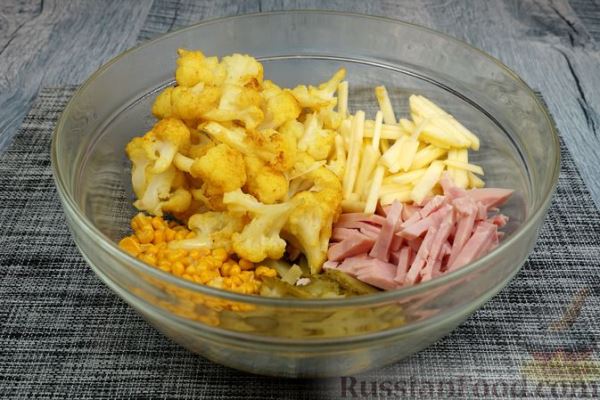 Салат с цветной капустой, ветчиной, огурцами, кукурузой и яблоком