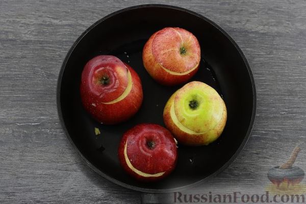 Яблоки, запечённые с клюквой, орехами и корицей