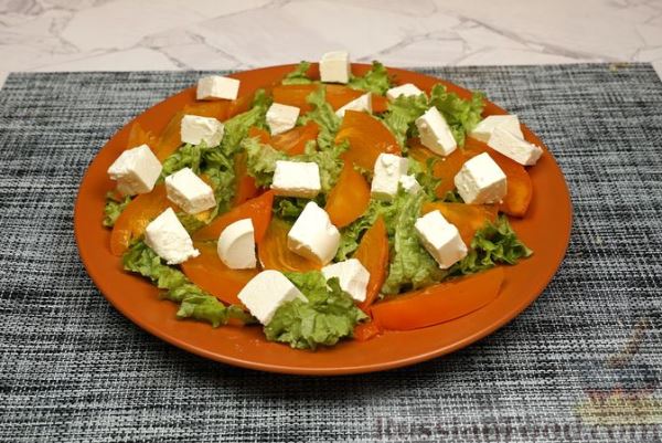 Салат с хурмой, сыром фета и оливками