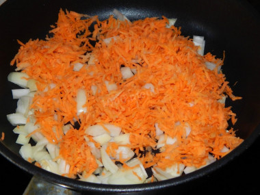 Говяжья печень в сметане с луком и морковью