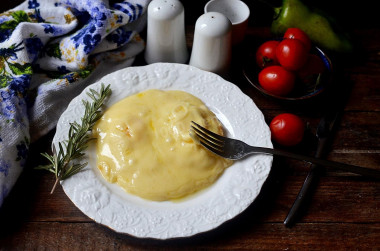Яйца с сыром на сковороде