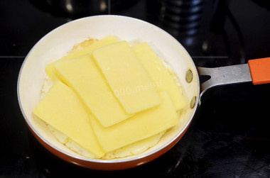 Яйца с сыром на сковороде