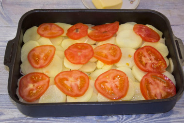 Картошка с помидорами и сыром в духовке запеченная