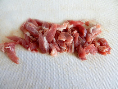 Мясо свинина с подливкой на сковороде