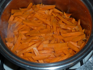 Морковь тушеная с луком и сметаной