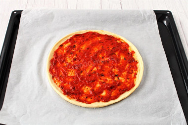 Пицца с колбасой и сыром в духовке классическая