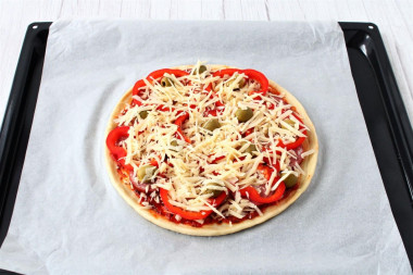 Пицца с колбасой и сыром в духовке классическая