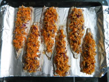 Скумбрия с луком и морковью в духовке запеченная