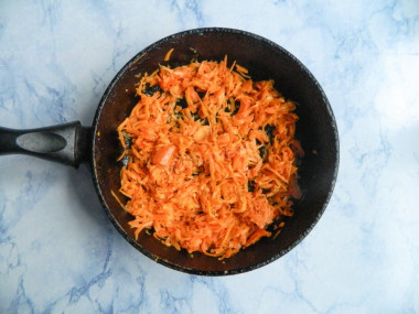 Скумбрия с луком и морковью в духовке запеченная