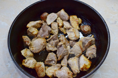 Свинина кусочками жареная на сковороде с луком