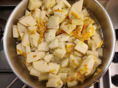 Тушеная картошка с морковью и луком на сковороде