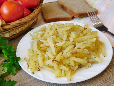 Жареная картошка с луком на сковороде