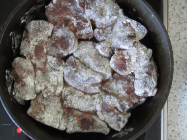 Жареная печень говяжья с луком на сковороде мягкая