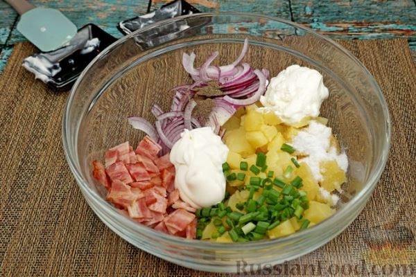 Картофельный салат с беконом и луком