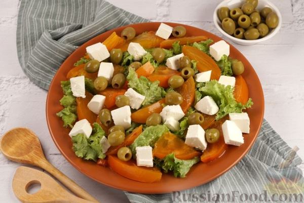 Салат с хурмой, сыром фета и оливками