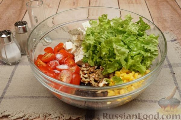 Салат с помидорами, сыром фета, кукурузой, орехами и сухофруктами
