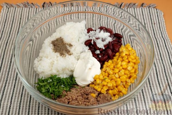 Салат с тунцом, рисом, фасолью и кукурузой
