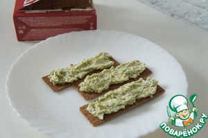 Бутерброды со шпротами на зелёной подушке