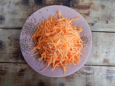 Печень с луком и морковью на сковороде
